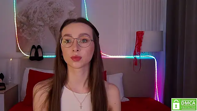 Snapshot of Emily_Simon chatting on February 6, 5:23 am Emily Simon online show from February 6, 5:23 am