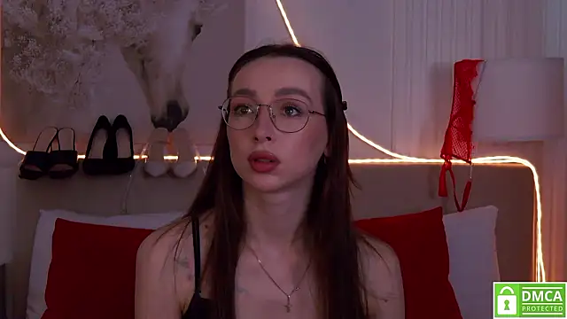 Snapshot of Emily_Simon chatting on February 13, 5:36 am Emily Simon online show from February 13, 5:36 am