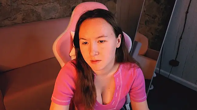 Snapshot of SindieStorm chatting on February 19, 1:34 am SindieStorm online show from February 19, 1:34 am