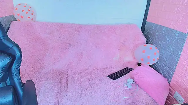 Snapshot of hotcakes_uwu chatting on March 27, 8:26 am hotcakes uwu online show from March 27, 8:26 am