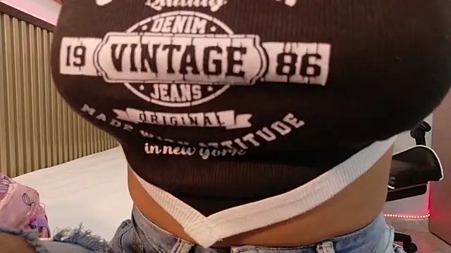 Snapshot of Scarlet_Vixen_ chatting on February 10, 12:20 pm Scarlet Vixen online show from February 10, 12:20 pm