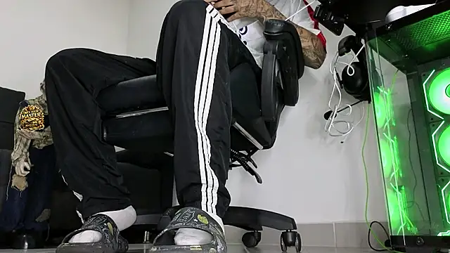 Snapshot of cash_master888 chatting on March 8, 3:21 am cash master888 online show from March 8, 3:21 am