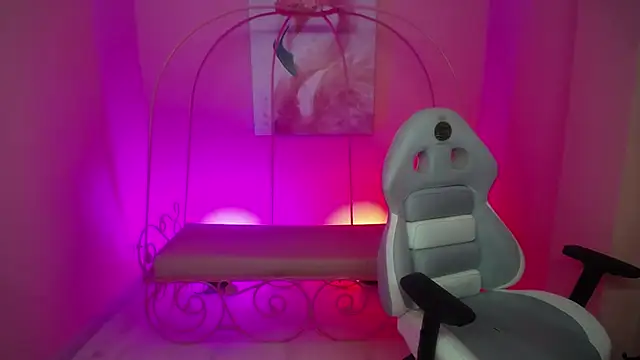 Snapshot of Ashley_benson_x chatting on February 2, 8:18 pm Ashley benson x online show from February 2, 8:18 pm