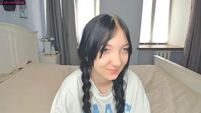 Snapshot of RoxanneComisky chatting on February 6, 8:40 am RoxanneComisky online show from February 6, 8:40 am