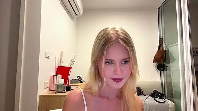 Snapshot of Slay_Swag chatting on February 5, 10:09 am Slay Swag online show from February 5, 10:09 am