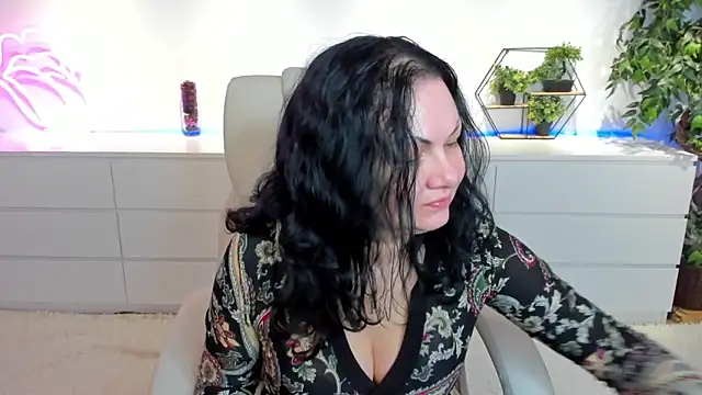 Snapshot of IrissMoon chatting on February 25, 6:34 am IrissMoon online show from February 25, 6:34 am