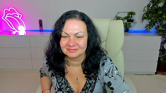 Snapshot of IrissMoon chatting on March 3, 6:19 am IrissMoon online show from March 3, 6:19 am