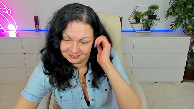 Snapshot of IrissMoon chatting on March 5, 6:31 am IrissMoon online show from March 5, 6:31 am