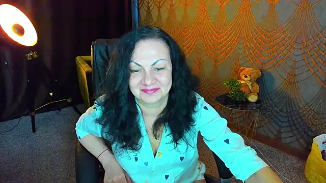 IrissMoon online show from May 12, 5:37 am