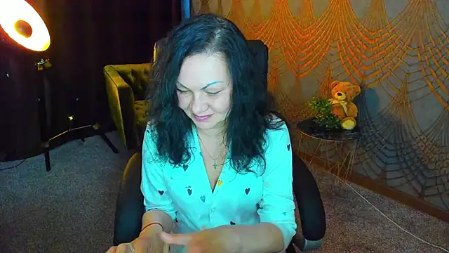 IrissMoon online show from May 13, 5:27 am