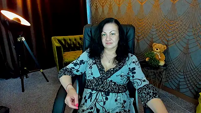 Snapshot of IrissMoon chatting on June 3, 5:43 am IrissMoon online show from June 3, 5:43 am
