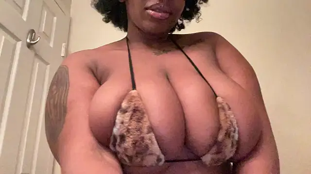 Snapshot of mayluvsu chatting on March 13, 8:21 am mayluvsu online show from March 13, 8:21 am