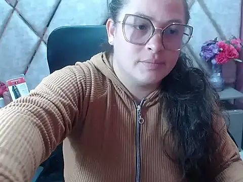 Snapshot of Sarah_Boobs_ chatting on February 24, 3:26 am Sarah Boobs online show from February 24, 3:26 am