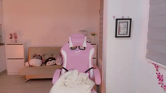 Snapshot of Blush_Marie chatting on April 1, 1:06 am Blush Marie online show from April 1, 1:06 am