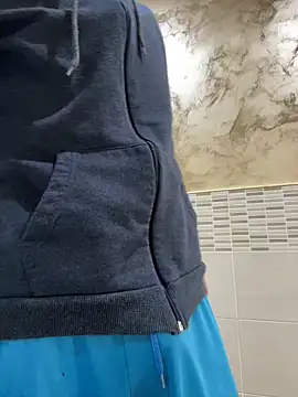 Snapshot of piccolo2002 chatting on April 5, 7:27 am piccolo2002 online show from April 5, 7:27 am