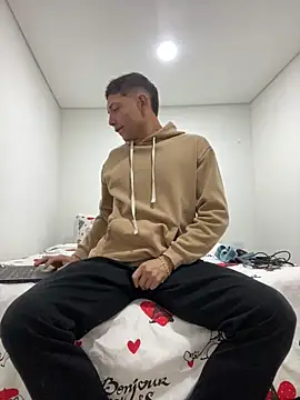 Snapshot of santiObrero chatting on February 17, 12:29 am santiObrero online show from February 17, 12:29 am