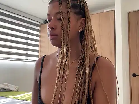 Sofhii online show from February 4, 1:39 pm