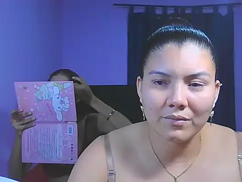 Snapshot of Helena-Paola chatting on February 8, 5:00 am Helena-Paola online show from February 8, 5:00 am