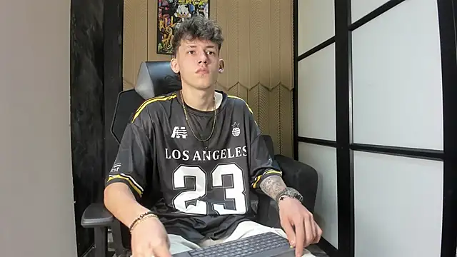 Snapshot of mikebenefleck_01 chatting on February 7, 12:20 pm mikebenefleck 01 online show from February 7, 12:20 pm