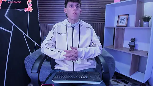 Snapshot of mikebenefleck_01 chatting on February 18, 12:12 pm mikebenefleck 01 online show from February 18, 12:12 pm