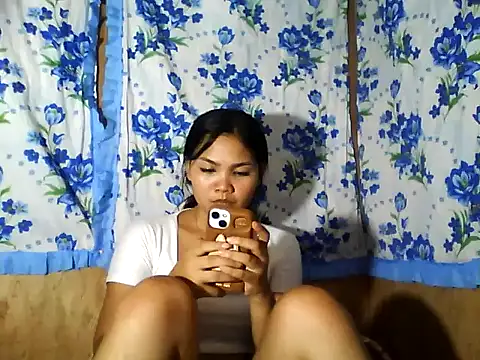 PinaySkinnyJust18 online show from April 13, 12:43 pm