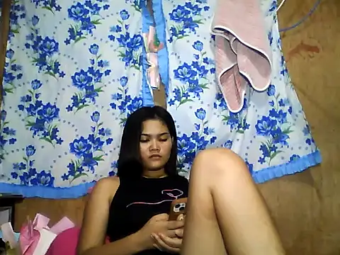 Snapshot of PinaySkinnyJust18 chatting on June 2, 10:17 am PinaySkinnyJust18 online show from June 2, 10:17 am
