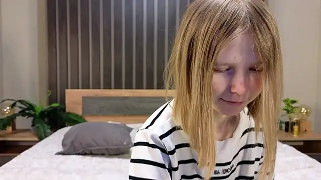 EssieVogel online show from February 4, 5:02 am