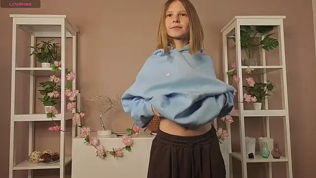 EssieVogel online show from February 18, 5:09 pm