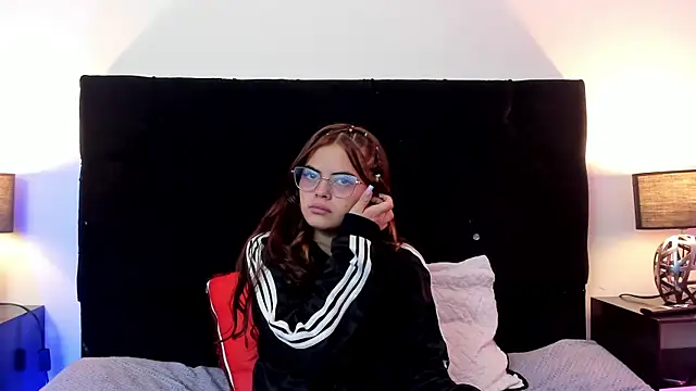 Snapshot of queen_missy chatting on July 4, 9:21 pm queen missy online show from July 4, 9:21 pm
