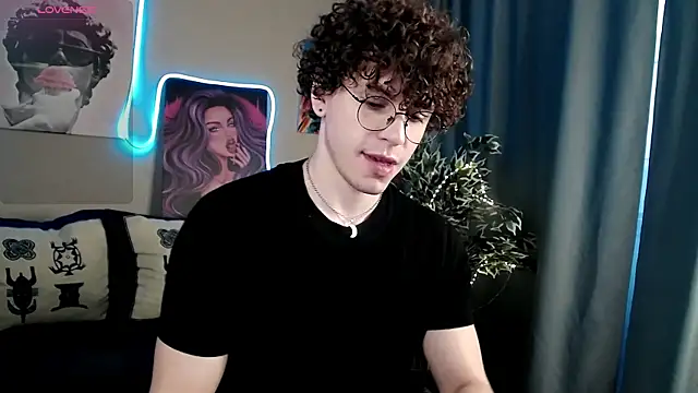 Snapshot of TylerGibson chatting on April 10, 4:28 am TylerGibson online show from April 10, 4:28 am
