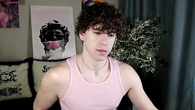 Snapshot of TylerGibson chatting on April 18, 3:21 am TylerGibson online show from April 18, 3:21 am