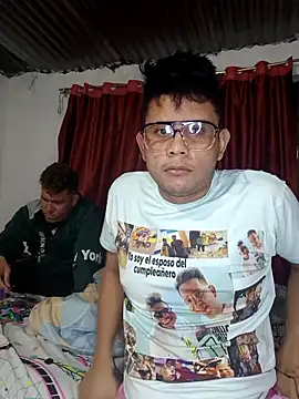 Snapshot of ClarkAndBruno chatting on February 6, 4:28 am ClarkAndBruno online show from February 6, 4:28 am