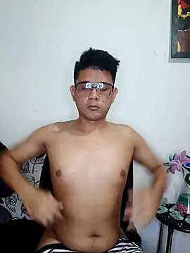 Snapshot of ClarkAndBruno chatting on February 13, 9:33 pm ClarkAndBruno online show from February 13, 9:33 pm