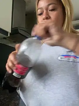 Snapshot of veronica414 chatting on April 4, 12:02 pm veronica414 online show from April 4, 12:02 pm