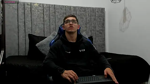 Snapshot of Calvin_Hunter chatting on March 18, 1:09 am Calvin Hunter online show from March 18, 1:09 am