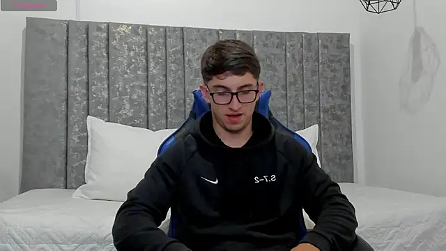 Snapshot of Calvin_Hunter chatting on April 2, 3:04 am Calvin Hunter online show from April 2, 3:04 am