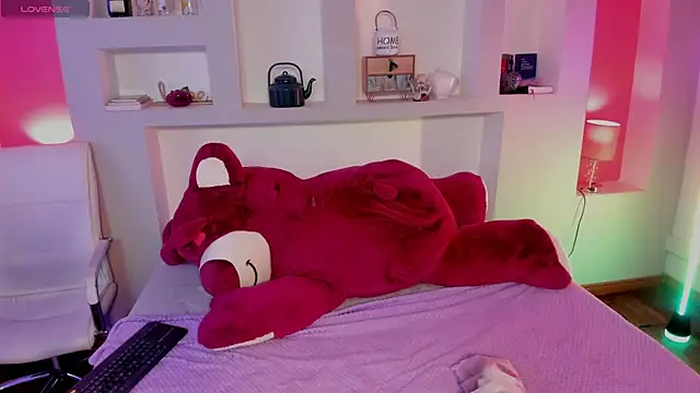 naomi campell online show from March 31, 11:43 am