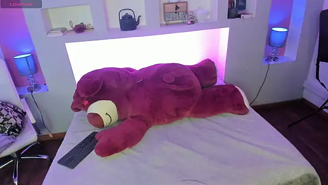 naomi campell online show from April 1, 7:22 pm