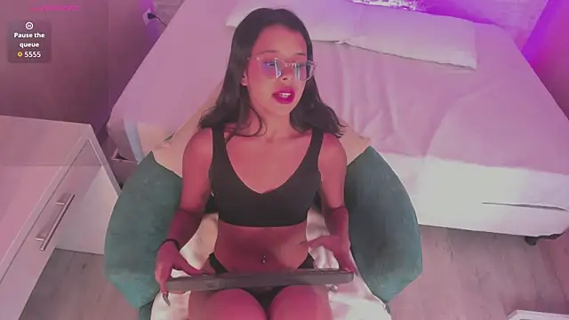 Snapshot of Olivia_Lane chatting on February 7, 8:01 pm Olivia Lane online show from February 7, 8:01 pm