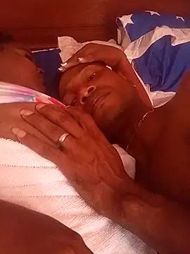 Snapshot of JairoR5 chatting on April 6, 9:05 pm JairoR5 online show from April 6, 9:05 pm