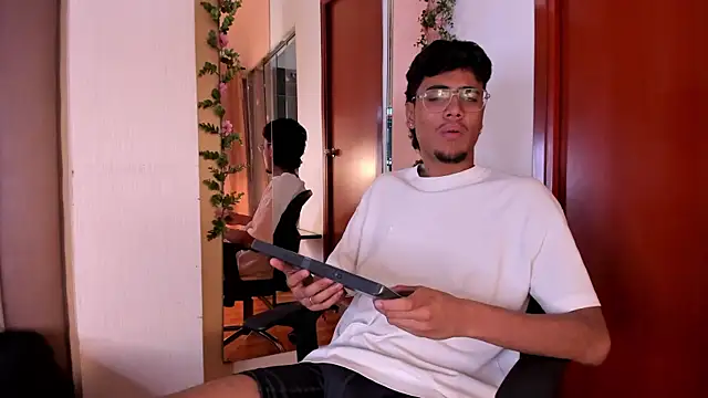 Snapshot of alexandro_castillo chatting on February 4, 12:44 pm alexandro castillo online show from February 4, 12:44 pm