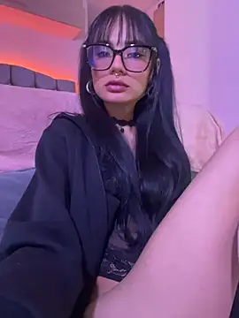 Snapshot of _Lucycherry chatting on February 3, 4:43 am Lucycherry online show from February 3, 4:43 am