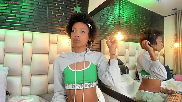 Snapshot of Afrodita_Greenn chatting on March 19, 7:23 am Afrodita Greenn online show from March 19, 7:23 am