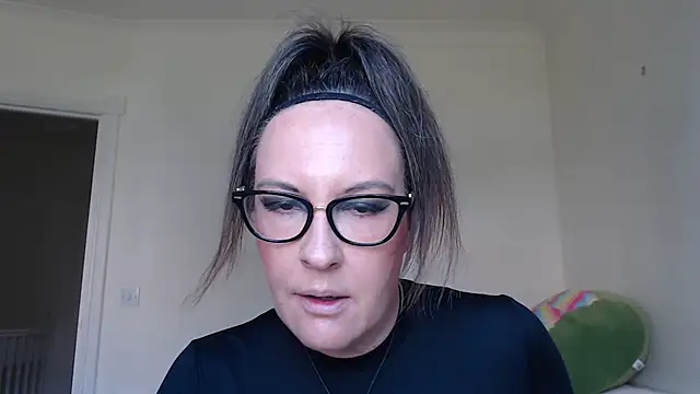 Snapshot of PsychicDominatrix chatting on June 24, 10:25 am PsychicDominatrix online show from June 24, 10:25 am