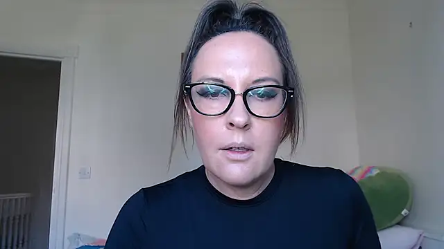 Snapshot of PsychicDominatrix chatting on June 25, 9:47 am PsychicDominatrix online show from June 25, 9:47 am