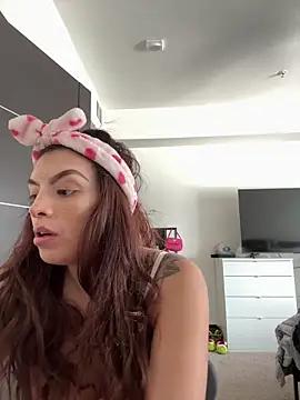 Snapshot of Mandygonewild chatting on February 25, 6:39 pm Mandygonewild online show from February 25, 6:39 pm