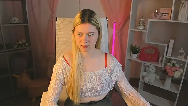 Snapshot of CelestineMauriac chatting on April 15, 7:58 pm CelestineMauriac online show from April 15, 7:58 pm
