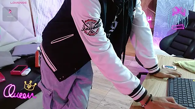 Snapshot of osamu_tay chatting on February 5, 11:37 am osamu tay online show from February 5, 11:37 am