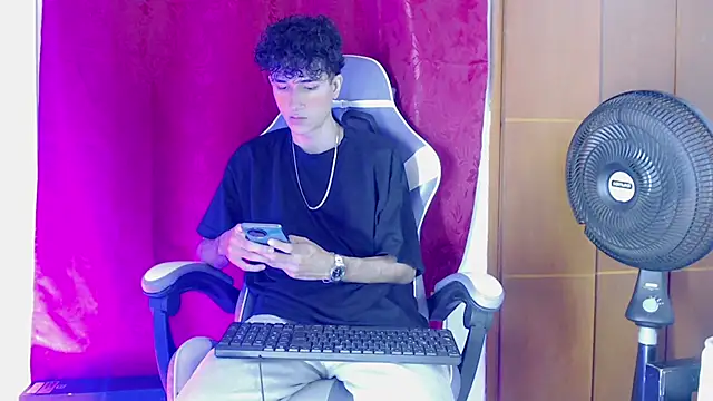 Johnny cagee  online show from February 7, 11:30 pm