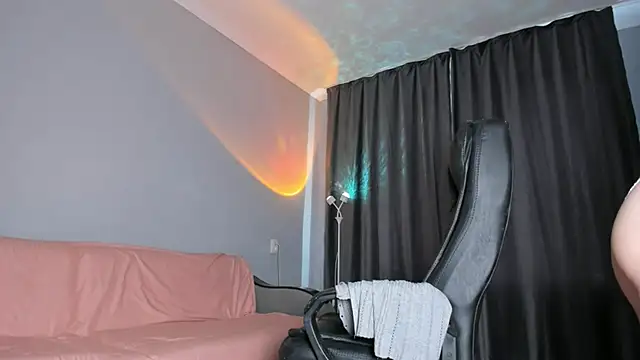 Snapshot of emy_lovee chatting on March 7, 4:31 am emy lovee online show from March 7, 4:31 am